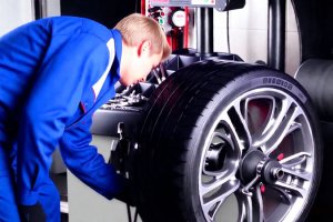 Когда нужно делать балансировку колес автомобиля: 4 основных причины и что будет, если это не сделать в Оленегорске - start-avto51.ru | фото